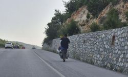 Muğla- Motosiklet sürücüsünün tehlikeli yolculuğu kamerada /Video eklendi
