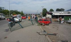 Muğla’da iki otomobilin çarptığı kaza kamerada: 6 yaralı