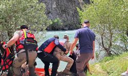 Munzur Nehri'nde akıntıyla sürüklenirken son anda suyun ortasındaki adacığa sığındı