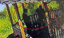 Nefes borusuna yabancı cisim kaçan öğrencisini, Heimlich manevrasıyla kurtardı