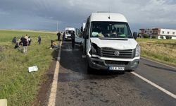 Öğretmenleri taşıyan 2 minibüs çarpıştı; 28 yaralı