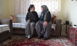 Ömrünü zihinsel engelli kızına adadı