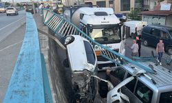 Otomobil, 3 metreden yan sokağa düştü; yaralanan olmadı