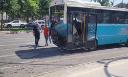 Otomobil, halk otobüsüne çarptı: 1 ölü, 8 yaralı