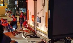 Otomobil, park halindeki TIR'a çarptı: 2 ölü