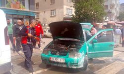 Otomobildeki yangına ilk müdahaleyi çevredekiler yaptı