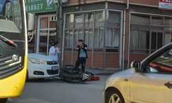 Otomobille çarpışan motosiklet sürücüsünün yaralandığı kaza, kamerada