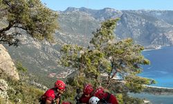 Paraşütle kayalıklara düşen turist, askeri helikopterle kurtarıldı / Ek fotoğraflar