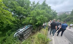 Park halindeyken şarampole devrilen minibüsteki 5 yolcu yaralandı