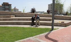 Parkta cebindeki tabancayı çıkarırken kendini vuran Feyza, yaralandı