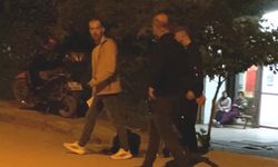Parkta yüzlerine lazer ışığı tutan şüphelileri uyaran 2 genç, bıçaklı saldırıya uğradı: 2 yaralı