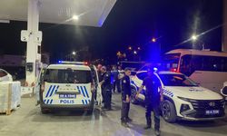 Polise direnip olay yerine çağırdığı arkadaşlarıyla hakaret eden alkollü sürücü tutuklandı