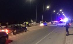 Refüjdeki aydınlatma direğine çarpan otomobilden fırlayıp öldü