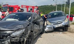 Sakarya'da iki otomobil çarpıştı: 4 yaralı