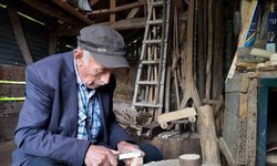 Samanlıkta tarım aletlerinin minyatürünü yapıyor