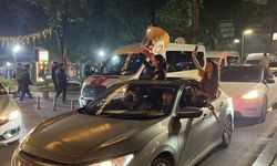 Şampiyonluk kutlamalarına katılan Fenerbahçe taraftarını, sarılarak teselli etti