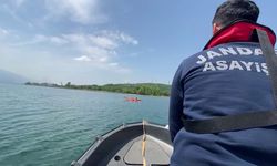 Sapanca Gölü'nde pedallı kanoyla alabora olan 3 kişiyi jandarma kurtardı