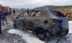 Seyir halindeyken alev alan otomobil yandı