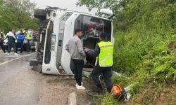 Sinop'ta üniversite öğrencilerini taşıyan otobüs devrildi; 18 yaralı