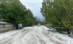 Sivaslı'da sağanak ve dolu etkili oldu