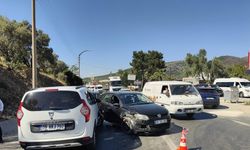 Sürücü direksiyon başında rahatsızlandı, otomobil 3 araca çarparak durabildi: 1 yaralı