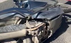 Sürücüsünün geri manevra yaptığı oto kurtarıcıya motosikletin çarptığı kaza kamerada