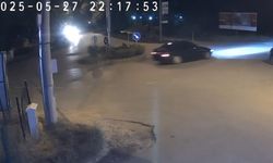 Sürücüsünün kavşakta drift attığı otomobil ağaca çarptı; 3 yaralı