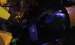 Taksi, ağaçlara ve elektrik direğine çarptı: 2 ölü