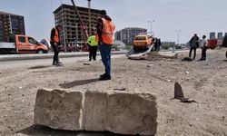 Taksinin beton bariyere çarptığı kaza kamerada; 2 yaralı