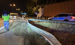 TEM Otoyolu İzmit geçişinde bariyere çarpan minibüs devrildi; 1 yaralı