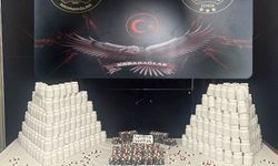 'Torbacının' zula evindeki çöp kovasında 46 bin 260 adet sentetik ecza maddesi ele geçirildi