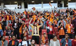 Trabzonspor ve Galatasaray oyuncuları zemini incelemeye çıktı