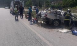 Trafik kazası sonrası yaralıyı üzerine battaniye tutarak güneşten korudular