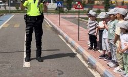 Trafik polisinden çocuklara: Biz sizi korumak için ayıyı bile döveriz