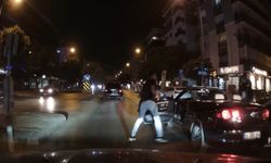 Trafikte tartıştı, kılıftan döner bıçağı çıkardı; o anlar kamerada