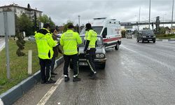 Üstgeçit yerine çevreyolunu kullandı, otomobilin çarpmasıyla yaralandı