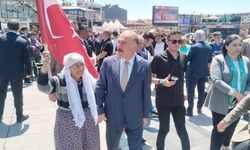 Vali Çalgan, kutlamaları 90 yaşındaki Satı Bocuk ile birlikte izledi