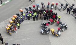 Validen kurallara uyan kuryelere kask hediyesi