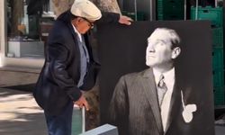 Vatandaşların Atatürk hassasiyeti kamera ile görüntülendi... İki çocuk Atatürk portresini düzelttikten sonra öptü