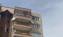 Yangın çıkan dairede mahsur kalan kediyi, itfaiyeci Melisa kurtardı