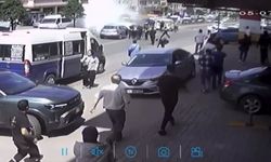 Yayaya yol vermek için duran otomobile arkadan gelen araçlar çaptı