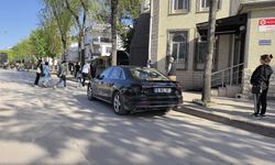 Yayaya yol vermek için duran otomobile motosiklet çarptı: 2 yaralı