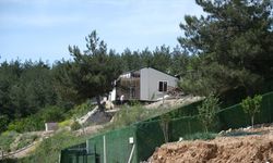 Yıkım kararı alınan bölgedeki çelik konstrüksiyon yapıyı vinçle taşıdı