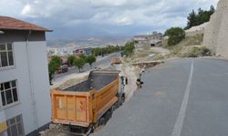 Yol ve istinat duvarı, okulun bahçesine çöktü