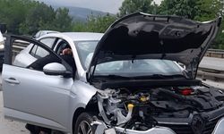 Yola düşen köpük malzemesi zincirleme kazaya neden oldu; 3 yaralı