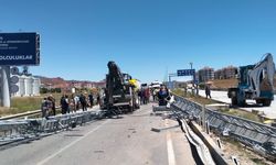 Yolcu otobüsü direğe çarptı; 2 yaralı