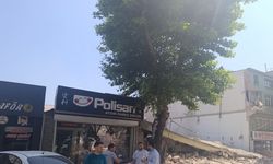 2 katlı bina yıkım sırasında çöktü