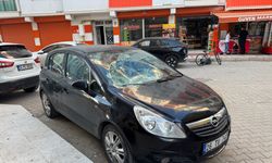 5'inci kattan park halindeki otomobilin üzerine düşen Elif, yaralandı; o anlar kamerada