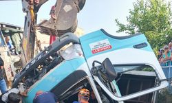 Adana'da çöp kamyonu sulama kanalına devrildi; 3 yaralı