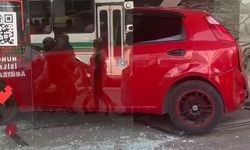 Adana'da otomobil, ayakkabı mağazasına daldı; kaza kamerada